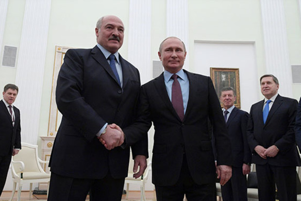 Корчило и выкручивало. Путин странно извивался на встрече с Лукашенко