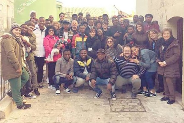 Жители села в Италии требуют от властей оставить им беженцев