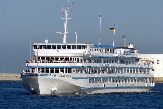 Український круїзний лайнер не доплив до Одеси і прямує в Росію