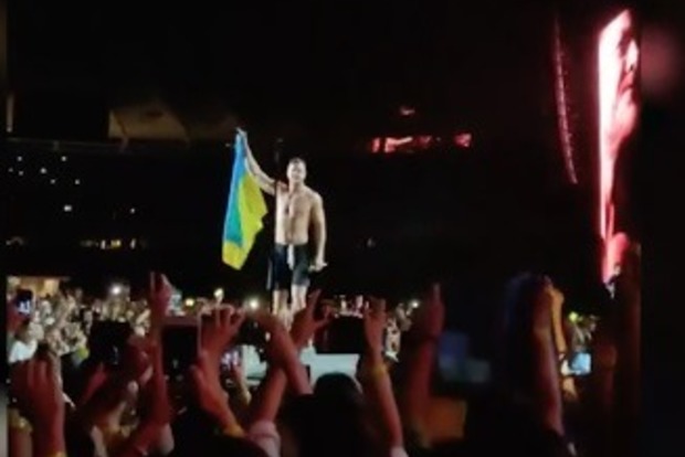 Концерт Imagine Dragons в Киеве. Дэн Рейнольдс вышел с флагом Украины