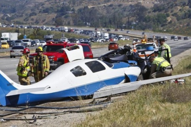 У США двомісний літак упав на шосе, є загиблий