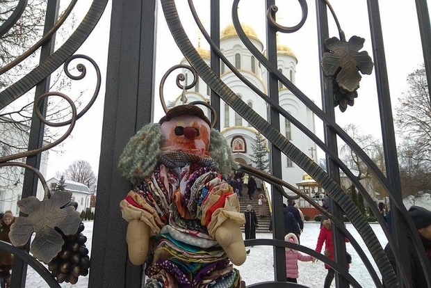 Под церковь Московского патриархата в Тернополе принесли «окровавленные» игрушки