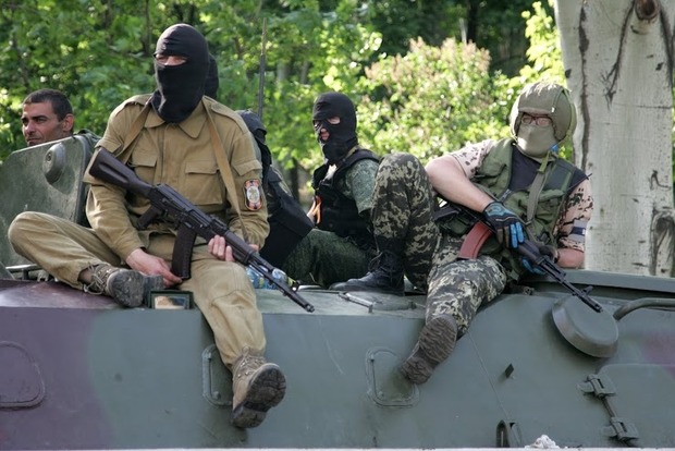 Боевики обстреляли поселок в Донецкой области, повреждены дома мирных жителей