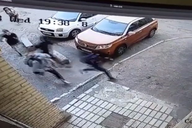 Напали как звери, снимали на видео. Полиция обнародовала видео избиения киборга в Киеве