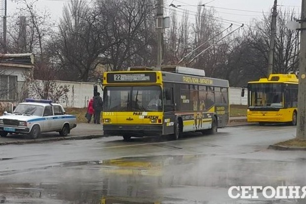 Тролейбус на смерть збив чоловіка в Києві, який поспішав до новонародженої онучки