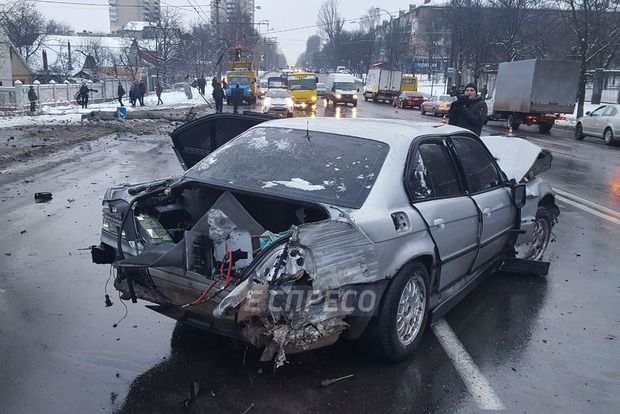 BMW на бешенной скорости снес электроопору в Киеве