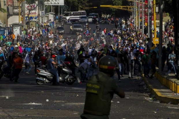 Венесуэльская полиция закидала приют гранатами со слезоточивым газом