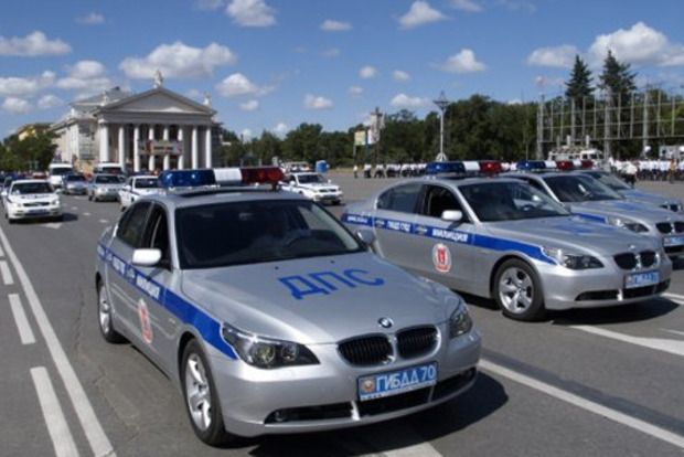 Москвича задержали за танцы на крыше автомобиля полиции