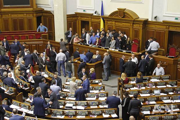 Пестрая Рада: восемь партий преодолевают 5%-ный барьер на парламентских выборах 