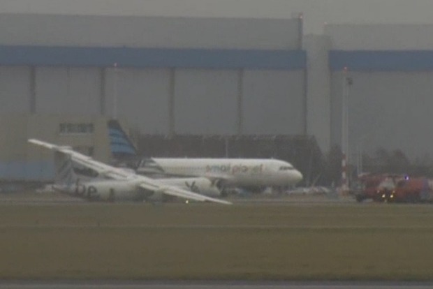 В Амстердаме пассажирский самолет выкатился за пределы ВПП