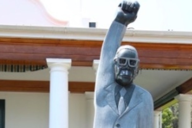 Президент Зимбабве открыл памятник самому себе