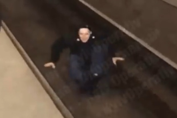 У метро Києва пасажир розіграв машиніста самогубством