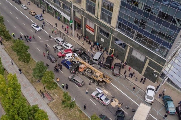 Купа-мала на дорозі у Києві: зіткнення крана з 18 автомобілями потрапило на відео