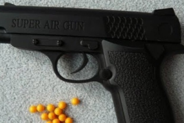 Под Киевом парень нападал на женщин, угрожая игрушечным пистолетом
