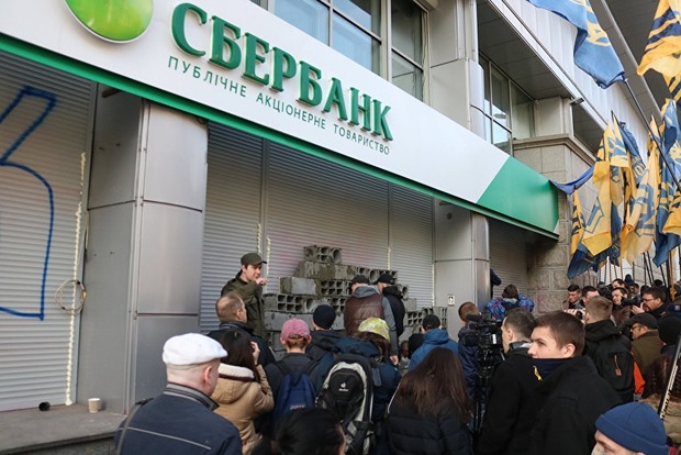 «Національний корпус» тимчасово зупиняє блокаду банків РФ