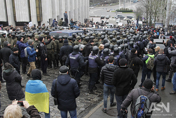 У центрі Києва сталися  нові зіткнення між прихильниками Саакашвілі і Нацгвардією