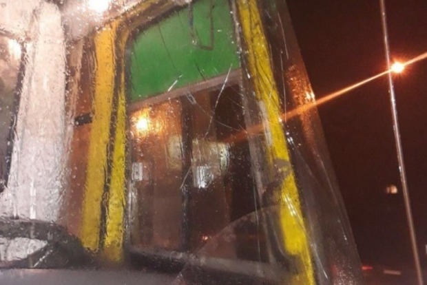 Тролейбусний дріт, що впав, пошкодив маршрутки в Запоріжжі