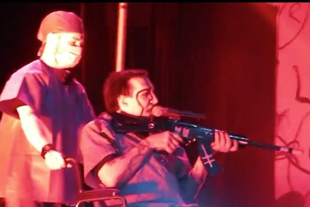 Мэрилин Мэнсон выступил на концерте в инвалидной коляске и с ружьем