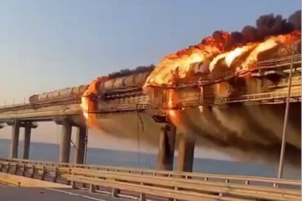 Бавовна на Крымском мосту. Мост частично разрушен