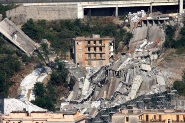 Три роки тому на півночі Італії обрушився гігантський міст з автомобілями на ньому. Жахливе відео