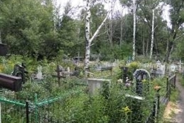 Малолітні школярі влаштували погром на кладовищі в Херсонській області
