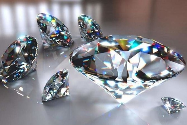 Гору діамантів прислали українцеві в дешевій посилці з Гонконгу