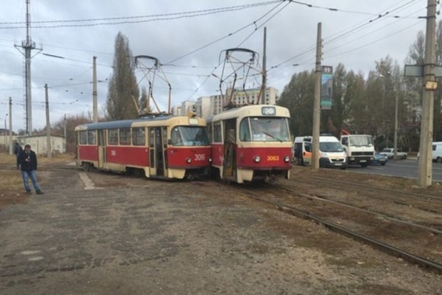 В Харькове не разминулись два трамвая, а третий сошел с рельсов