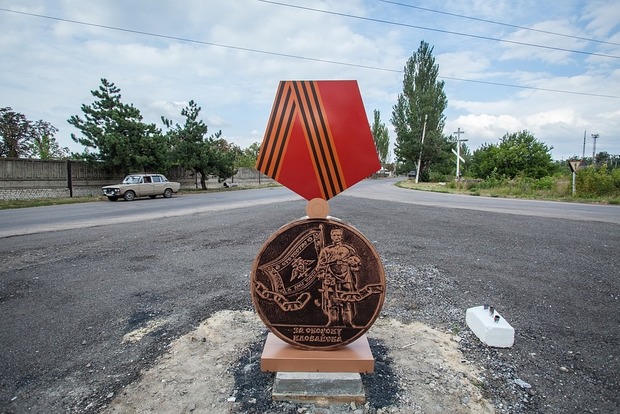  На въезде в Иловайск диверсанты подорвали знак «За оборону города» 