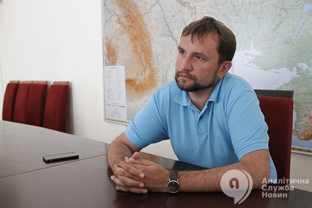 Историк: Серп и молот над куполом Рады были примером половинчатости Украины 