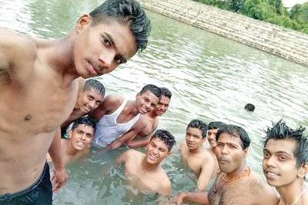 Индийский подросток утопился, пока друзья снимали селфи 