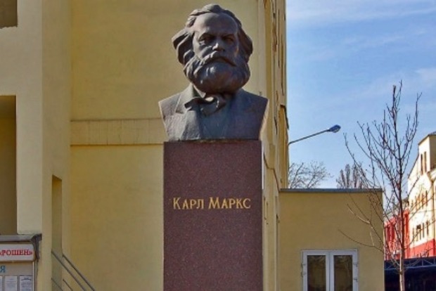 «Рошен» просят снести памятник Карлу Марксу в Киеве