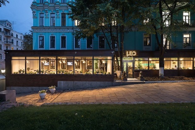 У Києві біля Головного управління Нацполіції підірвали елітний ресторан (фото)