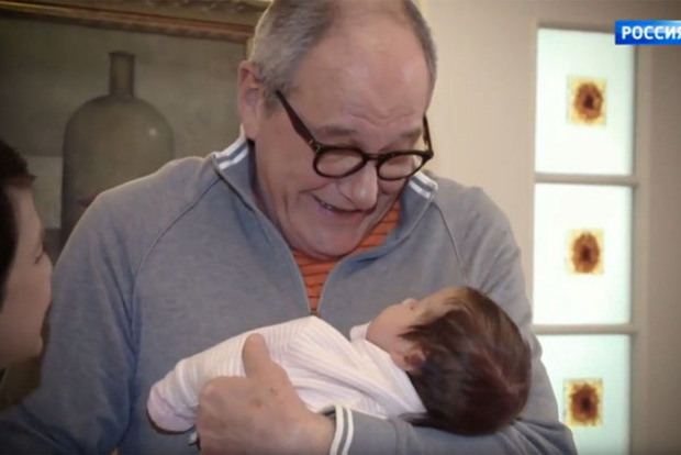 78-летний Виторган показал новорожденную дочь и расплакался