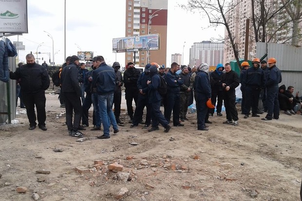 В Киеве на Позняках произошли столкновения, застройщик пока отступил