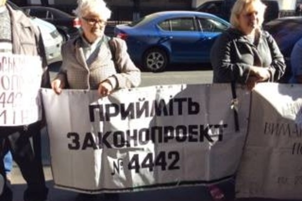 Чернобыльцы под Радой протестуют против ликвидации пенсий и льгот (фото)