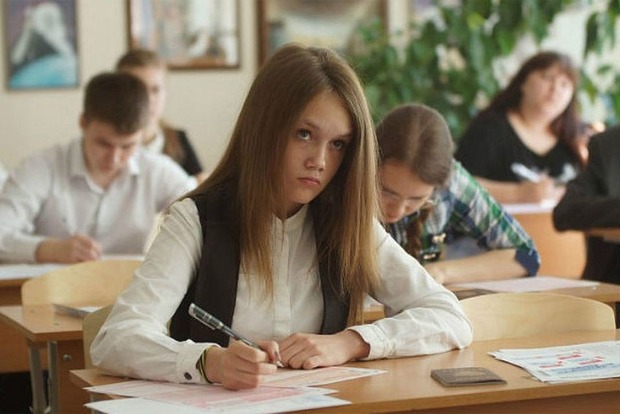 В Латвии школьникам запретили сдавать экзамены на русском языке с 2018 года