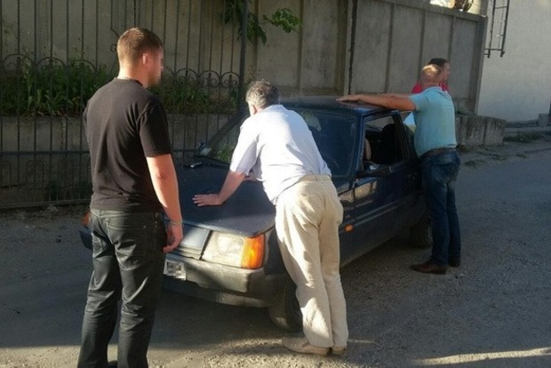 В Тернополе двое сотрудников фискальной службы попались на взятке (фото)