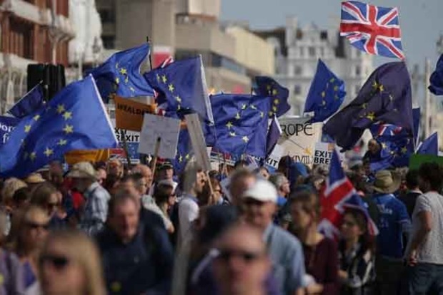 Опрос: более половины британцев против Brexit