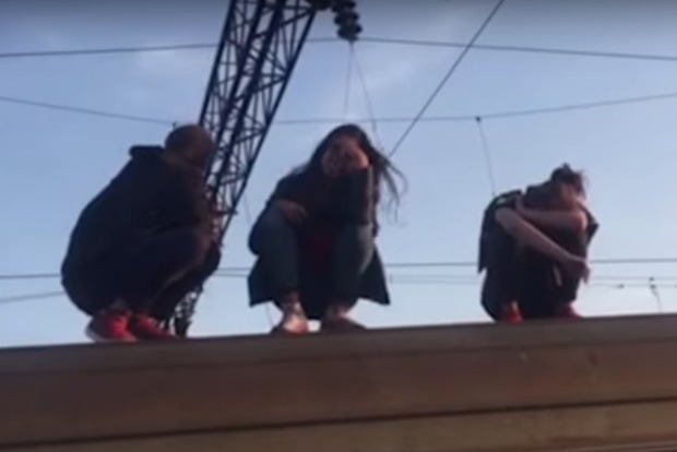 Полиция Киева обнародовала видео наглого поведения подростков на крыше электрички