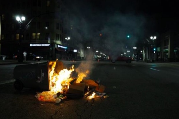 У США палять шини на знак протесту проти президентства Трампа