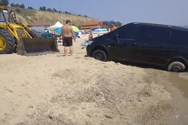 Турист под Одессой пытался помыть в море автомобиль и застрял