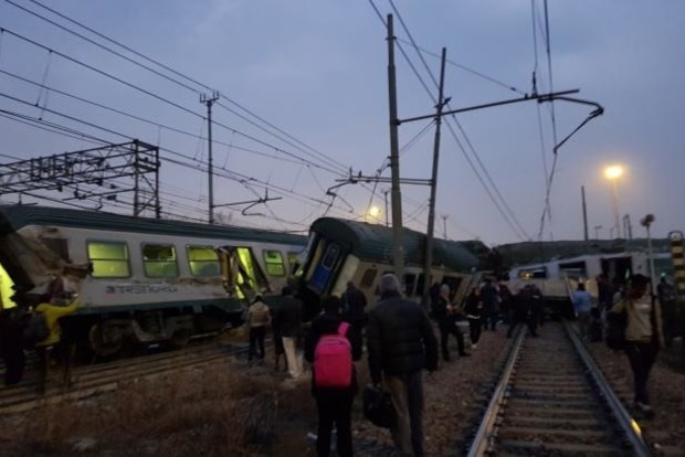В Италии поезд сошел с рельсов, есть погибшие‍