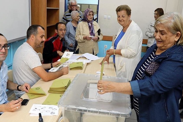 В Турции проходят президентские и парламентские выборы