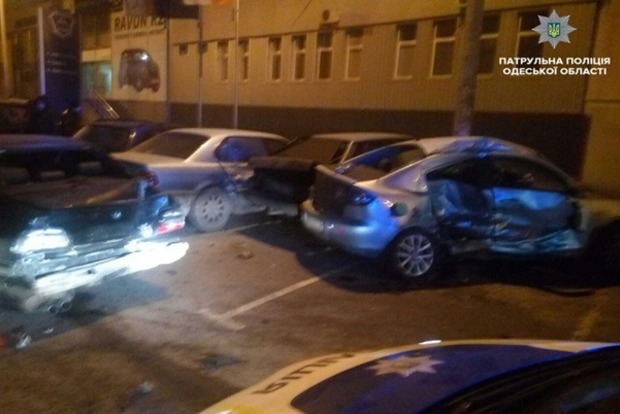 Пьяный гонщик разгромил шесть автомобилей в Одессе