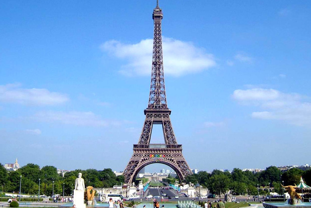У Парижі Ейфелеву вежу вразила блискавка - неймовірні знімки