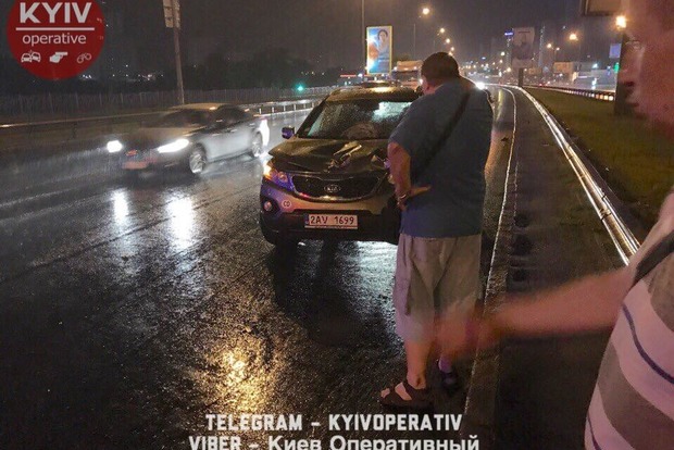 В Киеве машина насмерть сбила пешеходов, перебегавших дорогу