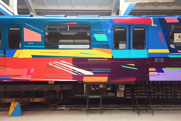 В Киеве представили разрисованный художником поезд метро
