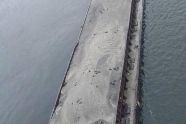 Баржа с песком врезалась в пешеходный мост в Киеве