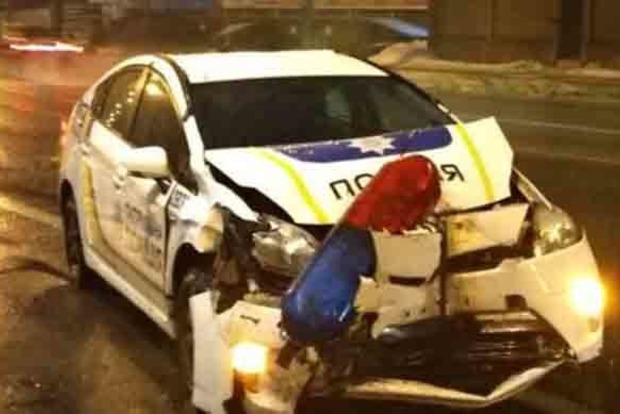 В Киеве полицейский Prius протаранил троллейбус