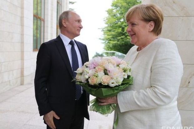 В Германии посчитали оскорблением розовый букет Путина для Меркель 